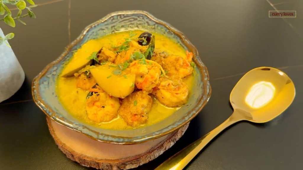 PRAWN MANGO CURRY ON A SERVING BOWL