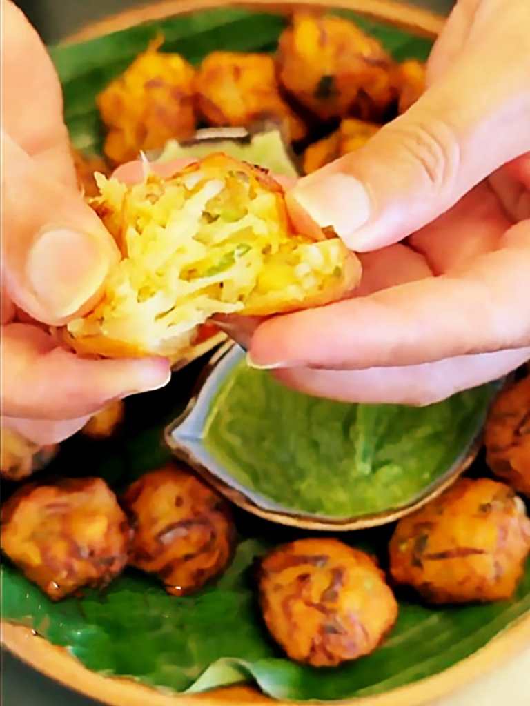 showing the inside of the semiya pakoda