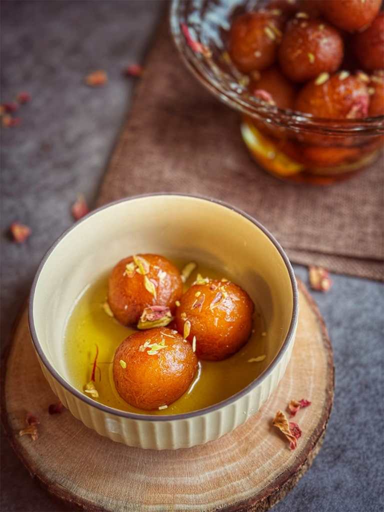 gulab jamuns in a serving bowl